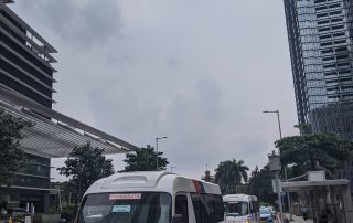 Sewa elf untuk layanan antar jemput karyawan